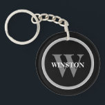 Klassiek Monogram: gepersonaliseerd zwart, wit en  Sleutelhanger<br><div class="desc">Introductie van onze "Classic Monogram" Sleutelhanger - een perfecte mix van elegantie en functionaliteit. Dit geavanceerde accessoire is ontworpen voor diegenen die een klassieke stijl met een persoonlijke touch waarderen. Het elegante kleurenschema zwart, wit en grijs straalt een tijdloze verfijning uit die een aanvulling vormt op elke set toetsen. Personaliseer...</div>