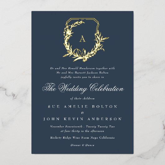 klassiek navy blauw goud monogram wapen trouwdag folie uitnodiging (Voorkant)