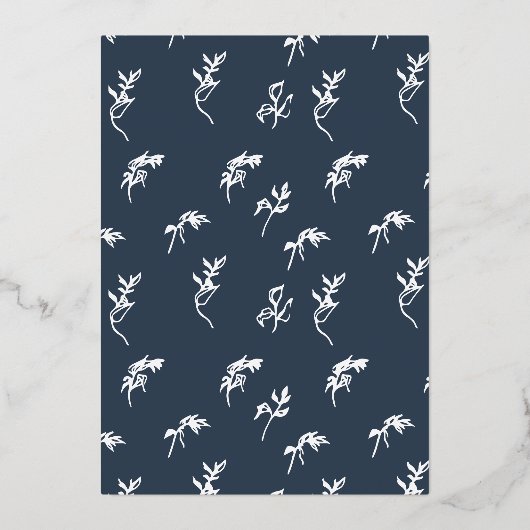 klassiek navy blauw goud monogram wapen trouwdag folie uitnodiging (Achterkant)