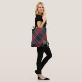 Klassiek rood, blauw en zwart geruite monogram tote bag (Op model)