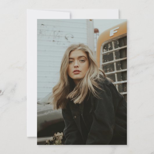 Klassiek script Gold Photo Afstuderen Invitation Kaart (Achterkant)