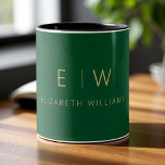 Klassiek smaragdgroen goud minimalistisch monogram tweekleurige koffiemok<br><div class="desc">Geniet van uw favoriete drink met deze klassieke smaragdgroene gouden minimalistische monogram tweekleurige koffie-mok. Met een rijke smaragdgroene achtergrond, elegante gouden typografie en een strakke moderne lay-out combineert deze gepersonaliseerde mok tijdloze luxe met alledaagse stijl. Perfect als huwelijkscadeau, jubileum cadeau, corporate giveaway, of een chique toevoeging aan uw eigen keuken....</div>