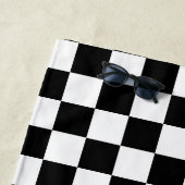 Klassiek wit met zwart vierkant patroon strandlaken (In situ)