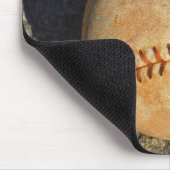 Klassiek witte honkbal met rode stiksels muismat (Hoek)