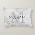 Klassiek Witte Marmeren Gepersonaliseerde Monogram Accent Kussen<br><div class="desc">Gepersonaliseerd Monogram en Naam Cadeau
geert gepersonaliseerde naam in grijs en monogram in lichtgrijs als achtergrond,  in klassieke schreeflettertype,  
op witte marmeren achtergrond.

Perfect als kerstcadeau,  familiefeest gunsten,  huiselijk cadeau,  huwelijkscadeau en cadeau voor speciale gelegenheden.</div>