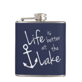 klassiek zeemilieu IS BETER IN HET LICHT | Heupfles (Voorkant)