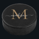 Klassiek zwart goud monogram meisjesachtig vrouwel hockey puck<br><div class="desc">Klassieke Zwart Goud Monogram Girly Vrouwelijk Script Hockey Puck</div>