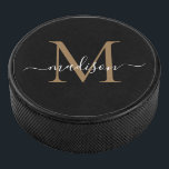 Klassiek zwart goud monogram meisjesachtig vrouwel hockey puck<br><div class="desc">Klassieke Zwart Goud Monogram Girly Vrouwelijk Script Hockey Puck</div>