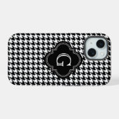 Klassiek zwart-wit houndstooth met monogram iPhone 15 case (Achterkant horizontaal)