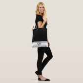 Klassiek zwart-wit Initialen monogram Tote Bag (Op model)