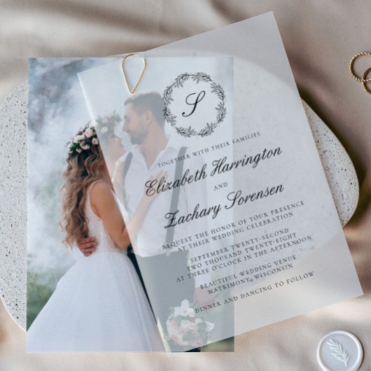 Klassiek zwart-wit monogram Wreatscript Vellum Uitnodigingen