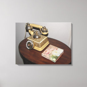 Klassieke Antiek telefoon en tafel verpakt Canvas Afdruk