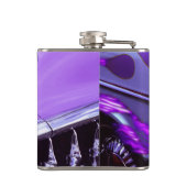 Klassieke auto: Chevrolet met brandende kap Heupfles (Achterkant)