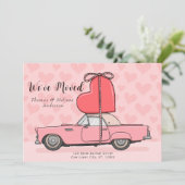 Klassieke Auto met Roze Hart We Zijn Verhuisd naar Aankondiging (Staand voorkant)