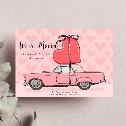Klassieke Auto met Roze Hart We Zijn Verhuisd naar Aankondiging
