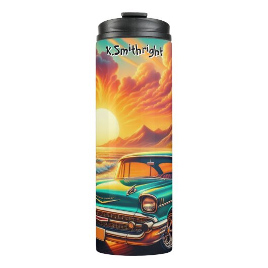 Klassieke auto op een tropisch strand thermosbeker (Voorkant)