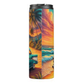 Klassieke auto op een tropisch strand thermosbeker (Achterkant)