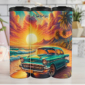 Klassieke auto op een tropisch strand thermosbeker