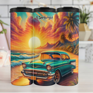Klassieke auto op een tropisch strand thermosbeker