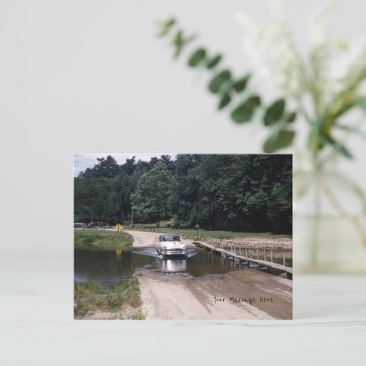 Klassieke auto rijden door het water in een park briefkaart (Staand voorkant)