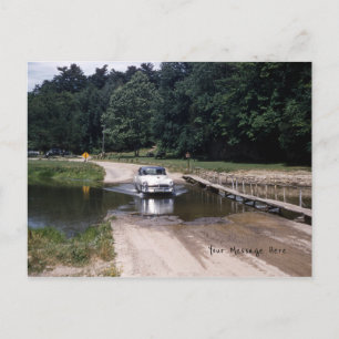 Klassieke auto rijden door het water in een park briefkaart
