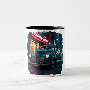 Klassieke auto uit de jaren 40 onder neonlicht tweekleurige koffiemok