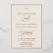 Klassieke Beige & Gouden Monogram Huwelijk Folie Uitnodiging (Voorkant)