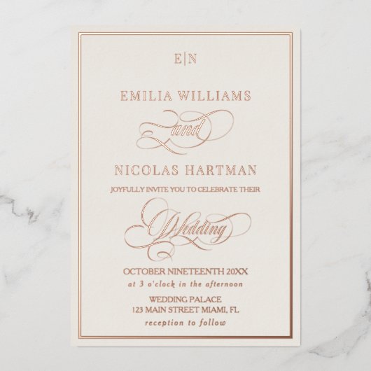 Klassieke Beige & Gouden Monogram Huwelijk Folie Uitnodiging (Voorkant)