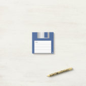 Klassieke blauwe 3,5-inch diskette na-it notities post-it® notes (Op bureau)