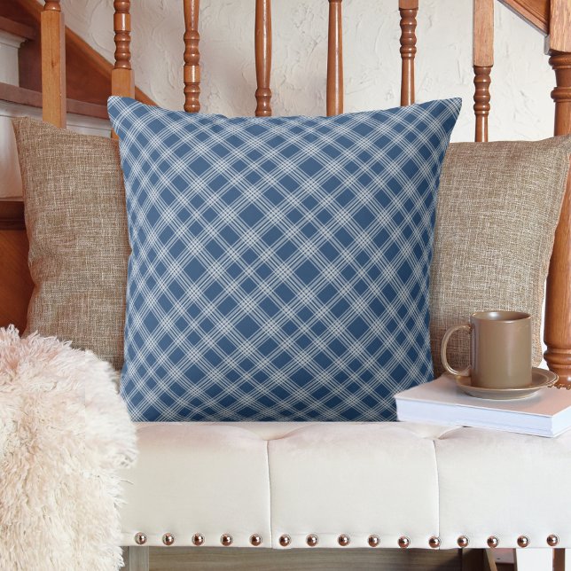 Klassieke Blauwe en Witte Diagonale Controle Plaid Kussen (Classic Blue and White Diagonal Check Plaid Throw Pillow)