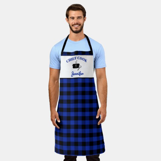 Klassieke blauwe en zwarte Buffalo Plaid Cook Schort (Gedragen)