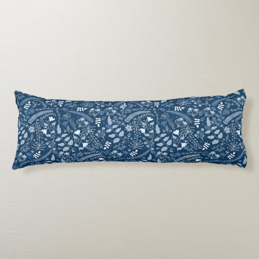 Klassieke blauwe kleur van het Jaar | Boho Floral Lichaamskussen (Voorkant)