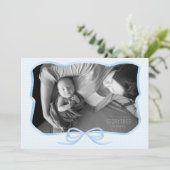 Klassieke Blauwe Lint Bow Baby Boy Geboortefotokaa Aankondiging (Staand voorkant)
