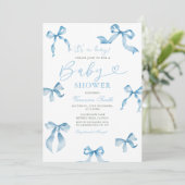 Klassieke blauwe lintboog baby shower uitnodiging (Staand voorkant)