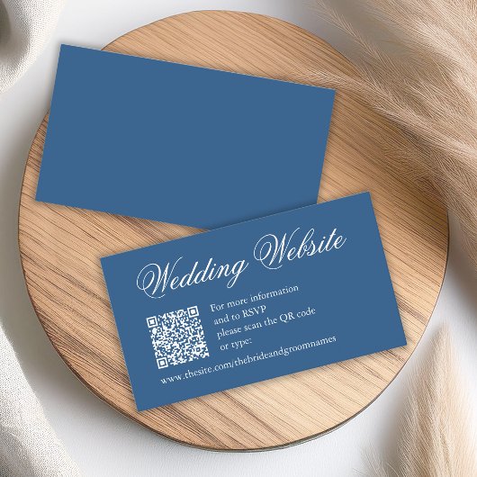 Klassieke blauwe QR-code witte script trouwwebsite Informatiekaartje