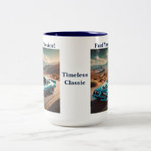 Klassieke blauwe Trans Am stijl auto Tweekleurige Koffiemok (Center)