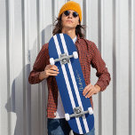 Klassieke Blue White Gold Monogram racestripes Persoonlijk Skateboard<br><div class="desc">Creëer uw eigen aangepaste, gepersonaliseerde, klassieke marineblauw- en witte racingstrepen, coole, stijlvolle, elegante, elegante faux goudtypografische script, het best kwalitatieve hard-rock maple competitieformed skateboard dek. Om aan te passen, typ eenvoudig in jouw naam/monogram/initialen. Terwijl u toevoegt/ontwerpt, zult u een voorproef van uw verwezenlijking, door kunnen zien. Een cool skateboardpakket, maakt...</div>