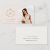 Klassieke Blush Pink Monogram Floral Foto Crest Visitekaartje (Voorkant / Achterkant)