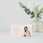 Klassieke Blush Pink Monogram Floral Foto Crest Visitekaartje (Staand voorkant)