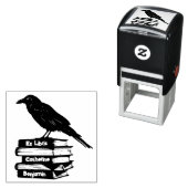 Klassieke boekenstapel met Raven ex libris stempel (In situ)