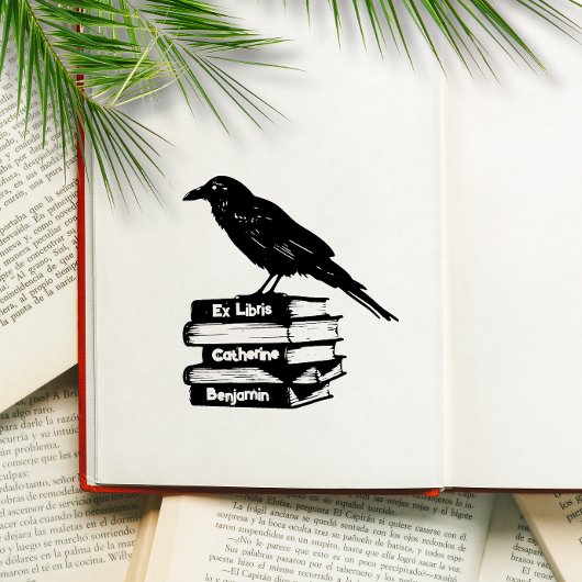 Klassieke boekenstapel met Raven ex libris stempel