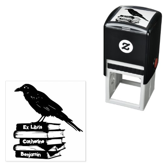 Klassieke boekstapel met Raven ex libris stempel (In situ)
