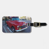 Klassieke Cherry Red Chevy Pick-up Truck op het Sh Bagagelabel (Voorkant horizontaal)