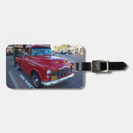 Klassieke Cherry Red Chevy Pick-up Truck op het Sh Bagagelabel (Voorkant horizontaal)