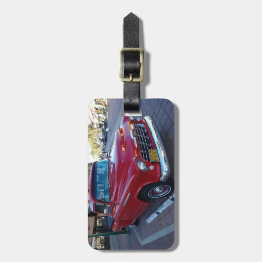 Klassieke Cherry Red Chevy Pick-up Truck op het Sh Bagagelabel (Voorkant verticaal)