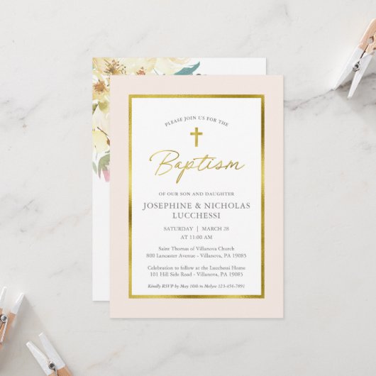 Klassieke Cream en Gold Script Twins Baptism Invti Kaart (Voorkant / Achterkant in situ)