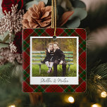 Klassieke, dubbelzijdige, persoonlijke foto keramisch ornament<br><div class="desc">Een zoete dubbelzijdige fotoversiering met aan elke kant een favoriete foto,  op een feestelijke rode en groene vlakke achtergrond. Personaliseer met een douanetitel op de voorzijde in handgeschreven brief,  en voeg het jaar aan de rug toe.</div>
