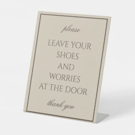 Klassieke eenvoudige bruine afneembare schoenen te reclamebord met voetstuk