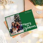 Klassieke Eenvoudige Groene Vrolijke Kerstmis Één  Feestdagenkaart<br><div class="desc">Vier het seizoen met deze unieke, klassieke eenvoudige groene Merry Christmas één foto vakantie kaart met een vleugje charme. Het minimalistische ontwerp toont een elegant groen kleurenpalet, dat de gezellige sfeer van de winter oproept. De moderne en leuke aantrekkingskracht, gecombineerd met de traditionele formulering, creëer vormen een perfecte balans tussen...</div>