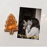 Klassieke Eenvoudige Verticale Foto Vrolijk Kerstm Folie Feestdagenkaart<br><div class="desc">Vier het seizoen met deze unieke, klassieke, eenvoudige verticale foto Merry Christmas Gold folie vakantiepas met een vleugje charme. Het minimalistische ontwerp toont een elegant gouden kleurenpalet, dat de gezellige sfeer van de winter oproept. De aantrekkingskracht van de creëer, gecombineerd met de traditionele bewoordingen, zorgt voor een perfecte balans tussen...</div>